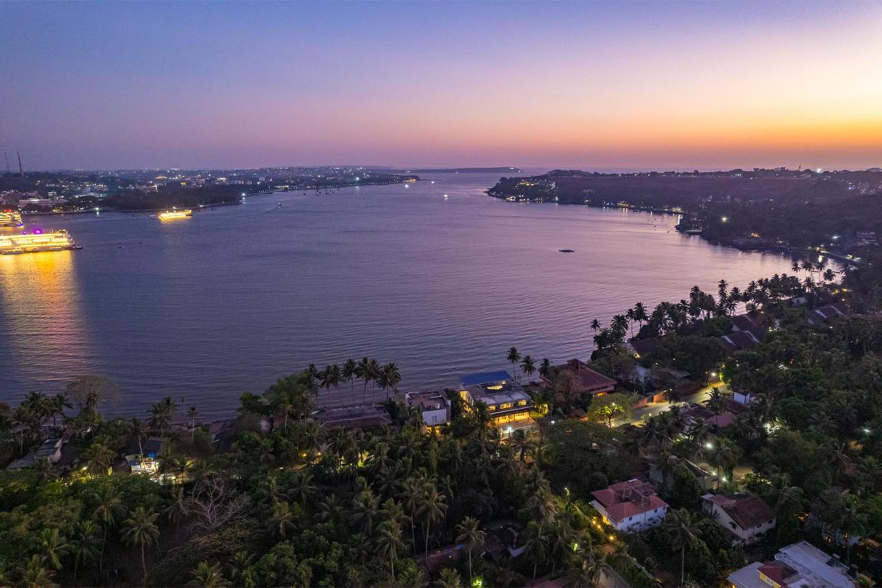 Oceanic Sunsets With River View, Comp Breakfast & Infinity Pool At Stayvista Verem エクステリア 写真